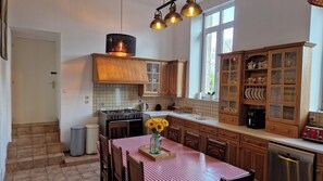 Fridge, microwave, oven, stovetop - House - Sleeps 10 - Garden - Pets Ok - Games Room (Langoelan)