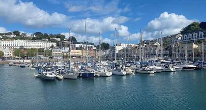4 Bed House-Sleeps 8-Parking-Pets-MarinaSeaView