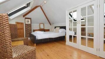 4 bedrooms, iron/ironing board, WiFi, bed sheets