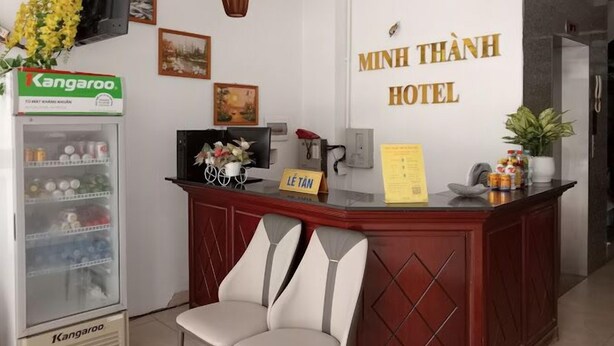 Un mostrador de recepción con un cartel que dice "MINH THANG HOTEL".
