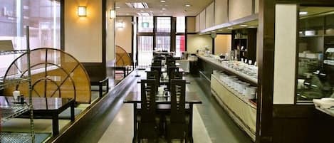 Daily buffet breakfast (JPY 1000 per person)
