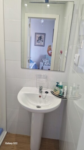 Een douche, een haardroger, handdoeken