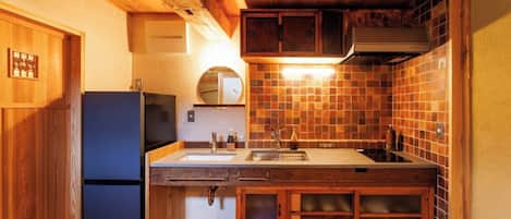 Refrigerador, microondas, parrilla de estufa y utensilios de cocina