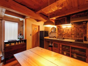 Kühlschrank, Mikrowelle, Herdplatte, Kochgeschirr/Geschirr/Besteck