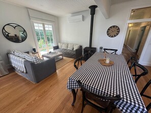 Una Smart TV, una chimenea