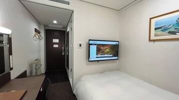 Eenvoudige eenpersoonskamer, uitzicht op de stad | Een bureau, gratis wifi