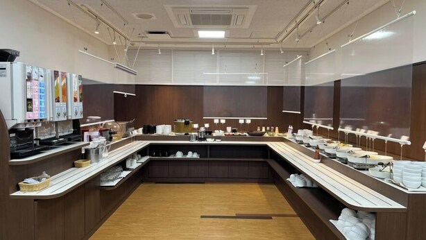 A modern kitchen with a central island, built-in appliances, and a variety of utensils and cookware. - Hotel Alpha-One Kashiwazaki (Kashiwazaki)