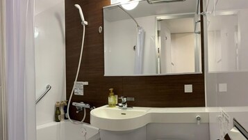 Artículos de tocador gratuitos, secador de pelo, pantuflas, shampoo