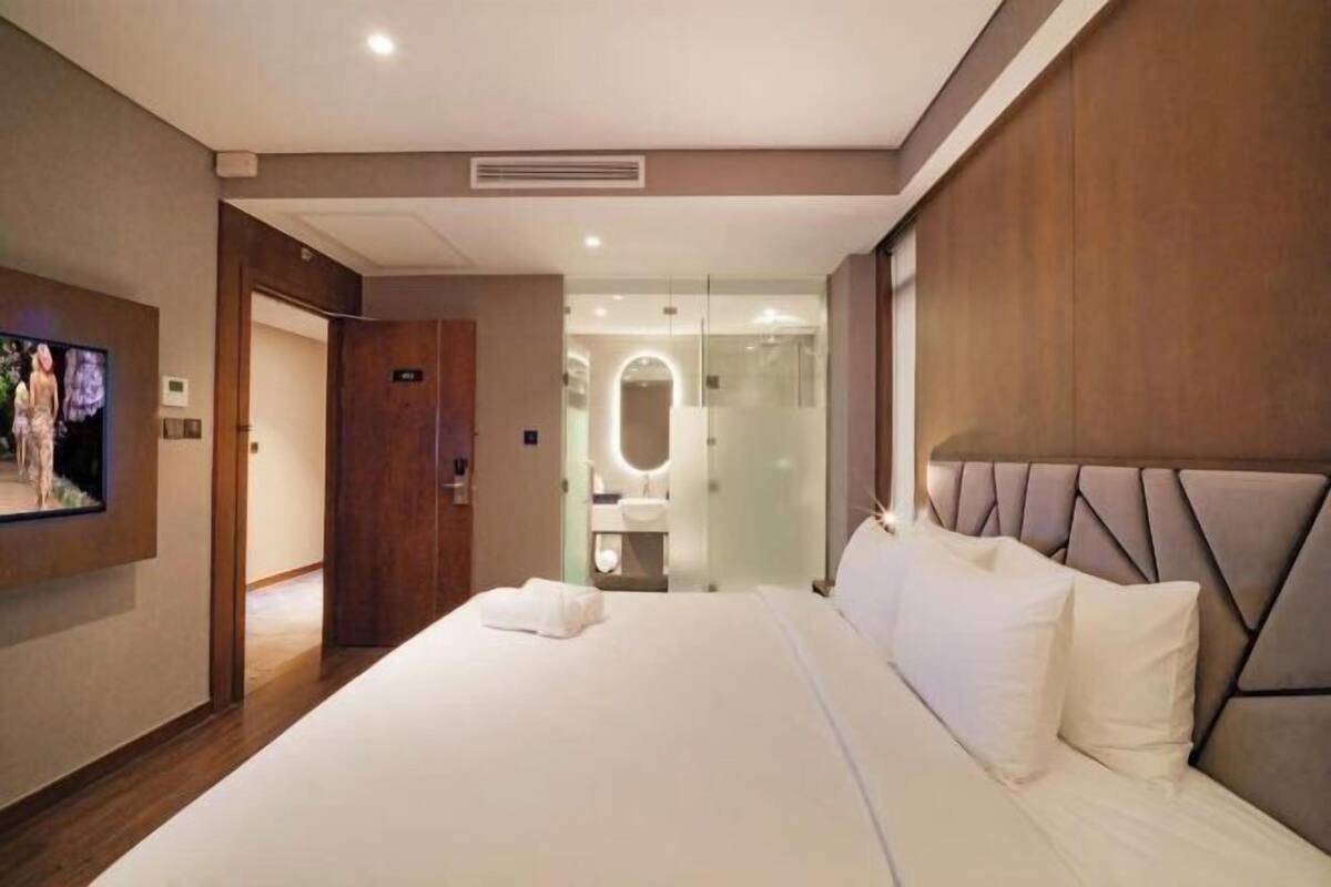 In-room safe, blackout curtains, free WiFi