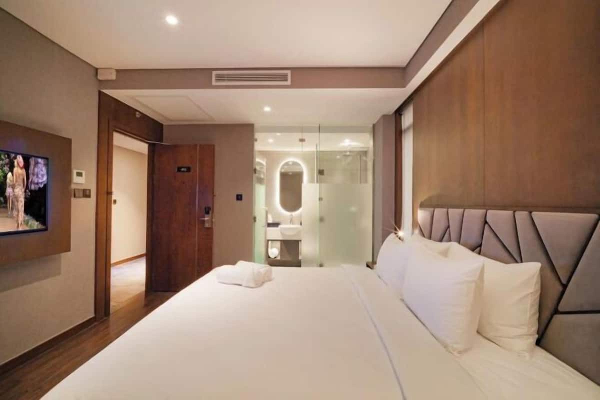 In-room safe, blackout drapes, free WiFi