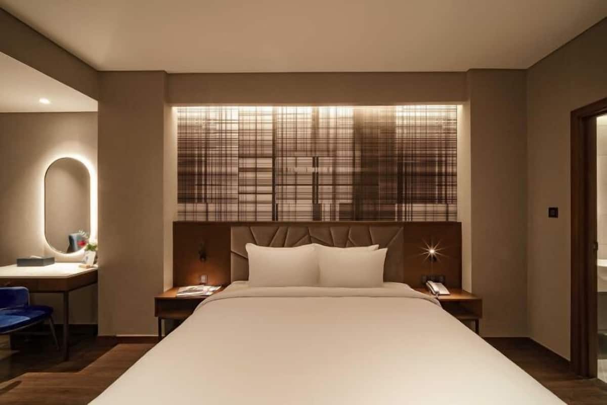 In-room safe, blackout drapes, free WiFi