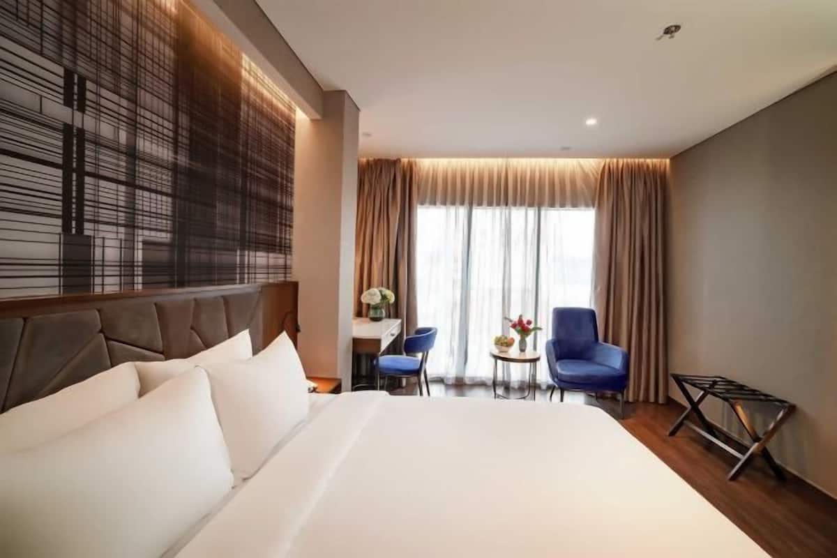 In-room safe, blackout drapes, free WiFi