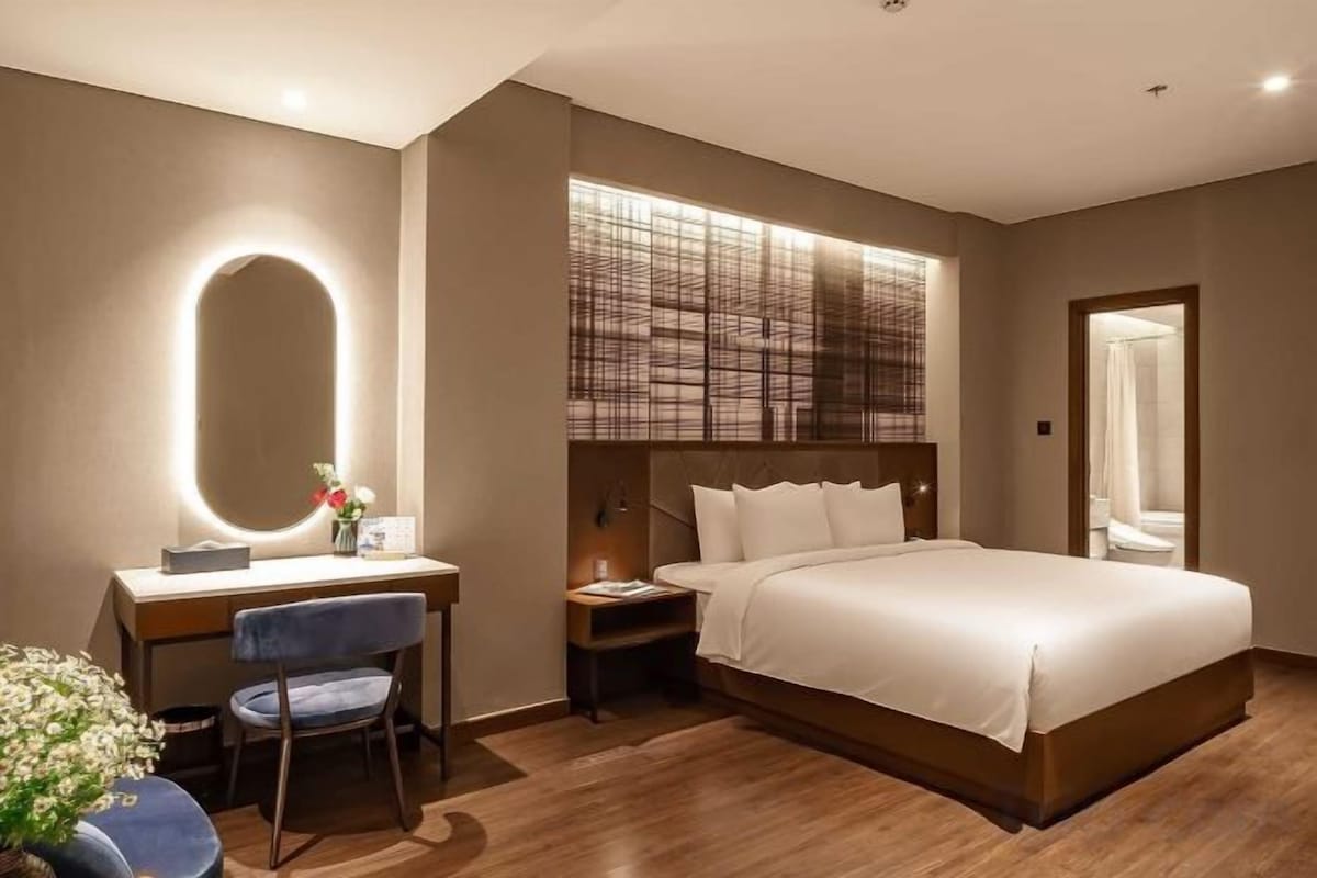 In-room safe, blackout drapes, WiFi (free)