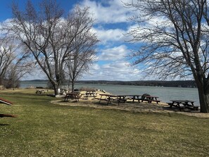 Ein Picknickplatz am Seeufer mit Bänken und Picknicktischen.