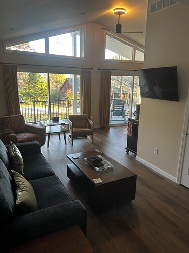 Brand New, Cozy 2-bdrm cottage with 2.5 baths & 3 beds
Minutes from Lake Geneva