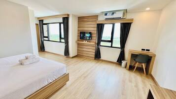 Family Room, City View | Desk, free WiFi, bed sheets