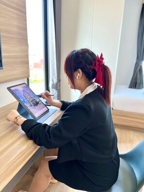 ห้องดีลักซ์ทริปเปิล | มุมทำงานในห้องพัก