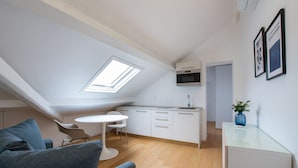 Un moderno loft con cucina, zona pranzo e soggiorno.