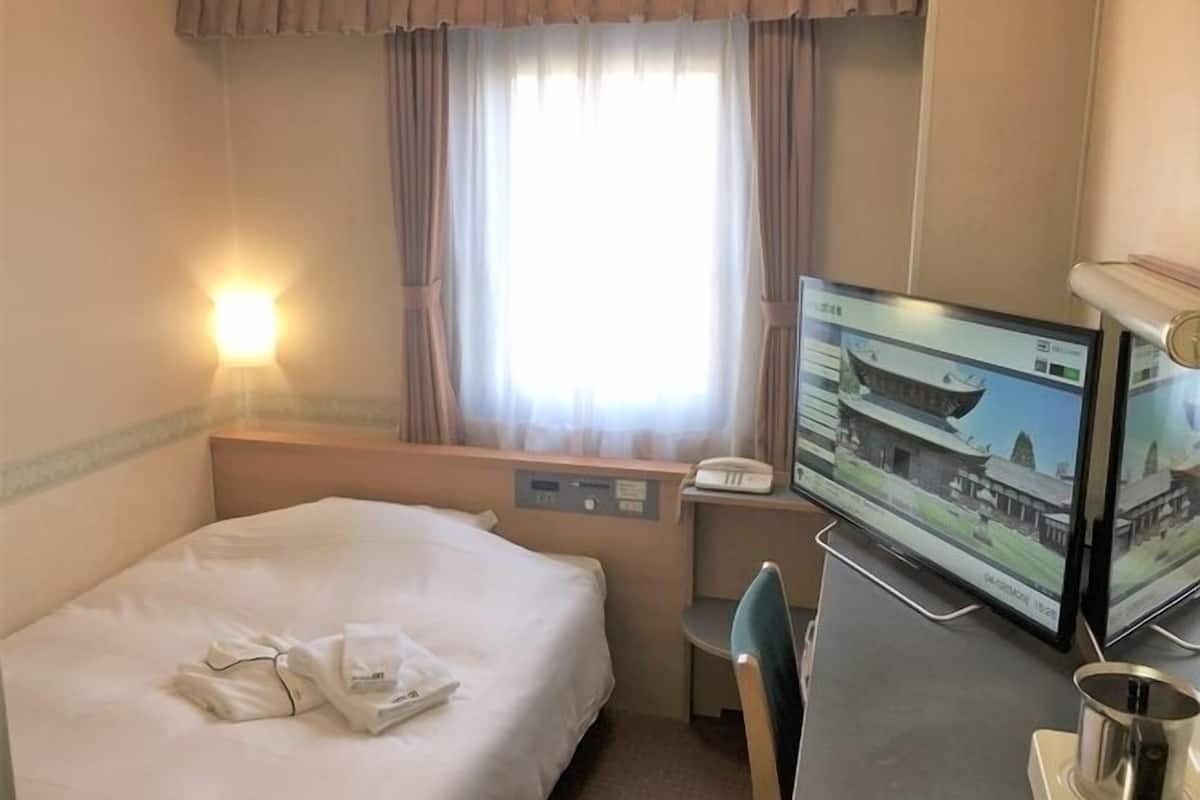 Desk, blackout curtains, soundproofing, free WiFi