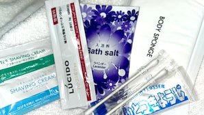 Variedad de productos de cuidado personal, como crema de afeitar, esponja corporal y sal de baño.