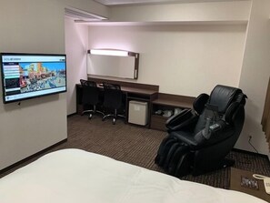 Escriptori, cortines opaques i wifi gratuïta 