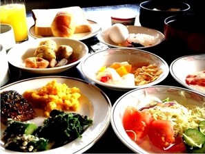 Desayuno buffet diario (JPY 1000 por persona)