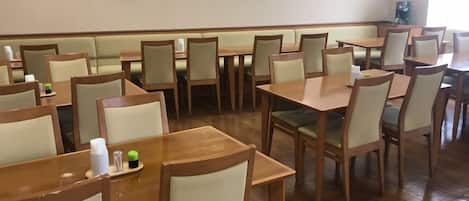 Daily buffet breakfast (JPY 1000 per person)