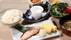 A meal consisting of rice, fish, and vegetables on a wooden table. - Hotel Alpha-One Sabae (Sabae)