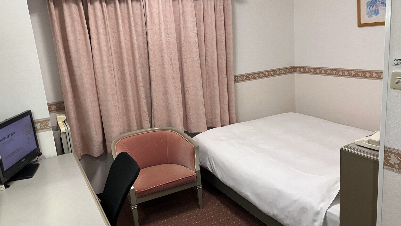 Escritorio, cortinas blackout, insonorización y wifi gratis 