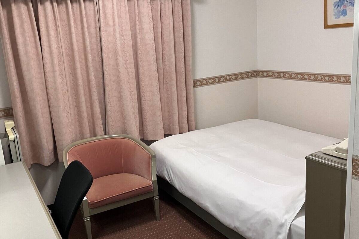 Desk, blackout drapes, soundproofing, WiFi (free)