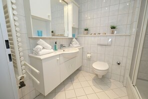 Shower, hair dryer, towels