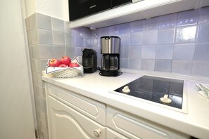 Réfrigérateur, surface de cuisson, cafetière-théière