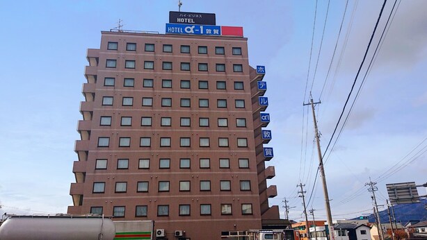 Un edificio de hotel de varios pisos, con un cartel que indica que es un hotel.