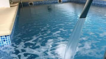 Inomhuspool och uppvärmd pool