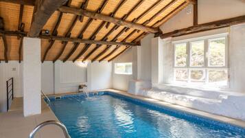 Een binnenzwembad, een verwarmd zwembad