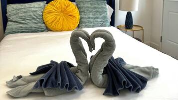 3 bedrooms, desk, iron/ironing board, travel crib