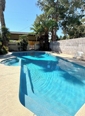 Outdoor pool - Charming 3-bedroom cottage in fantastic Las Vegas with Pool (Las Vegas)