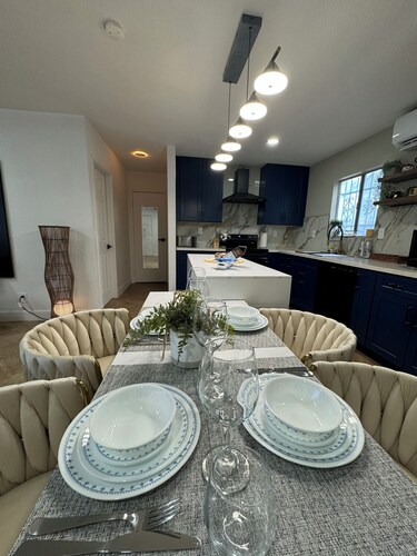 Charming 3-bedroom cottage in fantastic Las Vegas with Pool