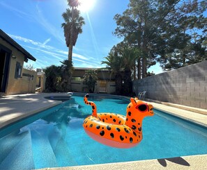 Outdoor pool - Charming 3-bedroom cottage in fantastic Las Vegas with Pool (Las Vegas)