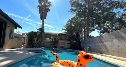 Charming 3-bedroom cottage in fantastic Las Vegas with Pool