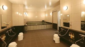 A modern bathroom with a central hot tub, multiple sinks, and mirrors. - Hotel Alpha-One Tsuruga-Bypass (Tsuruga)