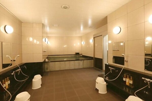 A modern bathroom with a central hot tub, multiple sinks, and mirrors. - Hotel Alpha-One Tsuruga-Bypass (Tsuruga)