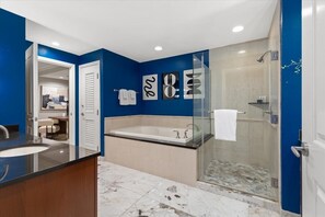 Douche, articles de toilette écologiques, sèche-cheveux