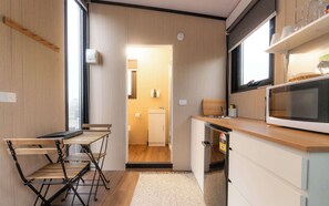 Réfrigérateur, micro-ondes, plaque de cuisson, cafetiÚre/bouilloire