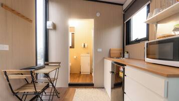 Coffee/tea maker, fridge, microwave, stovetop