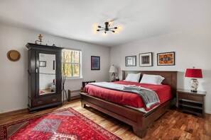 3 bedrooms, WiFi, bed sheets - Hot Tub, Deck, Grill, Fire Pit, Game Room & WiFi (Great Cacapon)