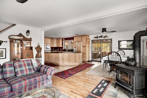 TV, fireplace, foosball - Hot Tub, Deck, Grill, Fire Pit, Game Room & WiFi (Great Cacapon)