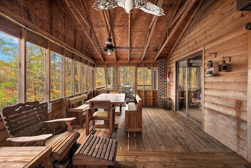 Hot Tub, Deck, Grill, Fire Pit, Game Room & WiFi