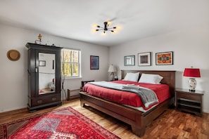 3 bedrooms, WiFi, bed sheets - Hot Tub, Deck, Grill, Fire Pit, Game Room & WiFi (Great Cacapon)