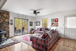 TV, fireplace, foosball - Hot Tub, Deck, Grill, Fire Pit, Game Room & WiFi (Great Cacapon)